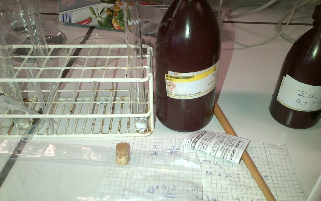 Sealed bag experiment met hydroxiden