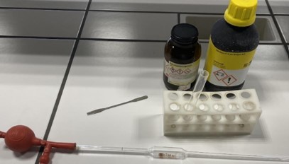 Reactie tussen kaliumpermanganaat en zoutzuur